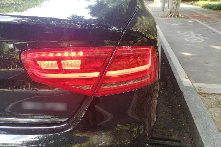 奥迪A8 2013款 A8L 30 FSI 舒适型车身外观9