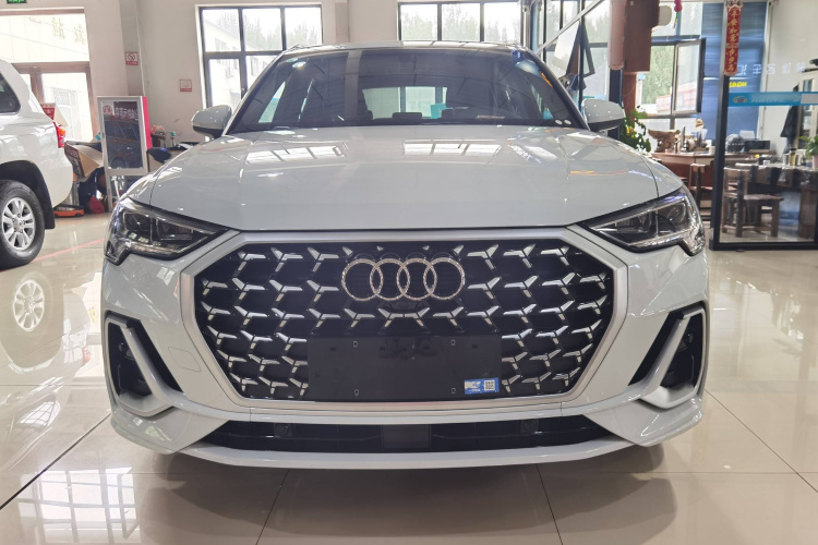 奥迪Q3 2024款 40 TFSI 时尚动感型车身外观2