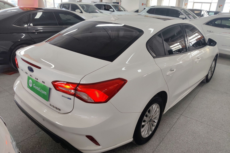 福特 福克斯 2020款 三厢 EcoBoost 180 自动锋潮型车身外观7