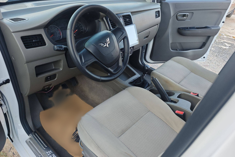 五菱汽车 五菱荣光V 2019款 1.5L封窗车实用型国VI LAR中控内饰7002