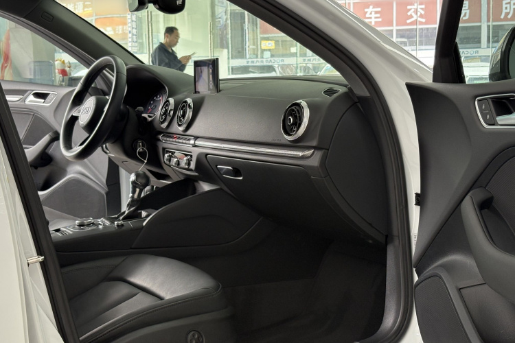 奥迪A3 2019款 Limousine 40 TFSI 风尚型 国V中控内饰7005