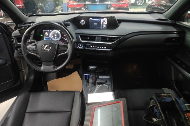 雷克萨斯UX 2020款 260h 探·酷版中控内饰12