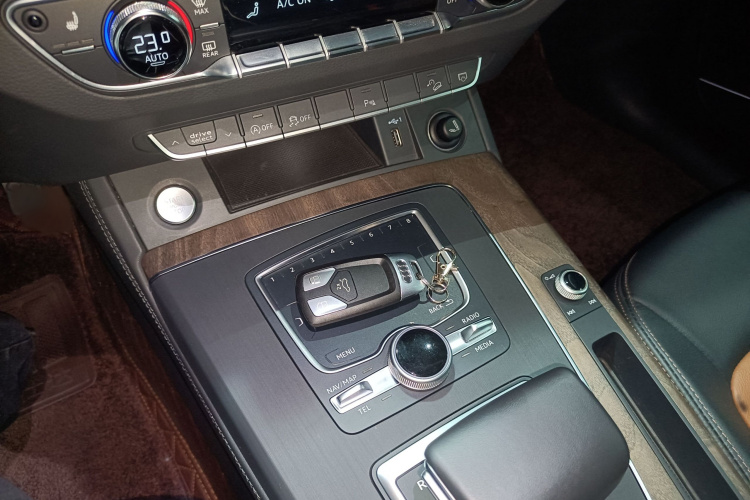 奥迪Q5L 2018款 45 TFSI 尊享风雅型 国VI中控内饰7001