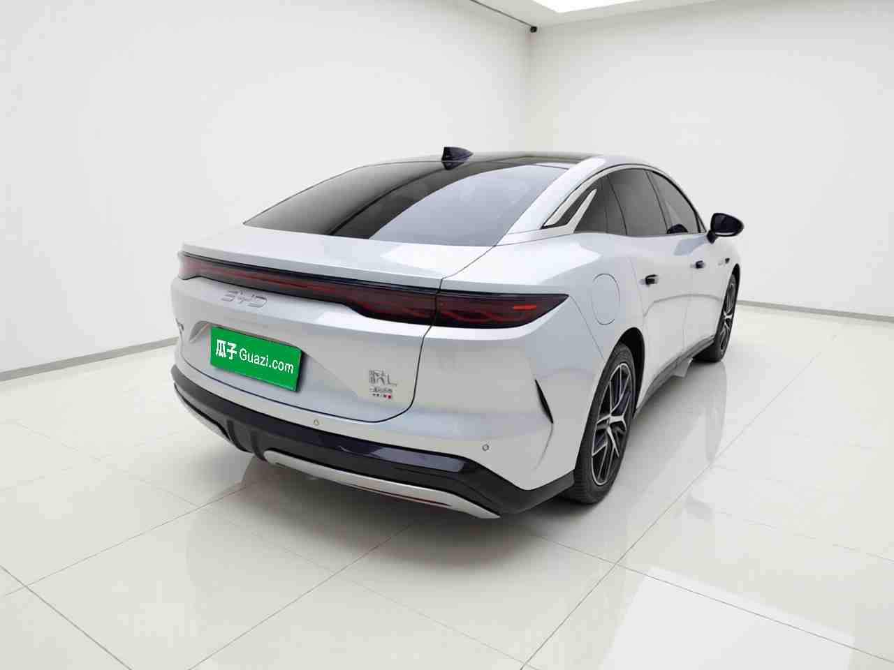 车辆右后45度外观展示
