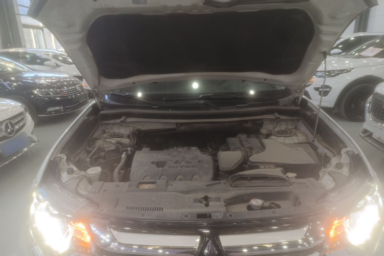 三菱 欧蓝德 2016款 2.4L 四驱精英版 5座局部细节24