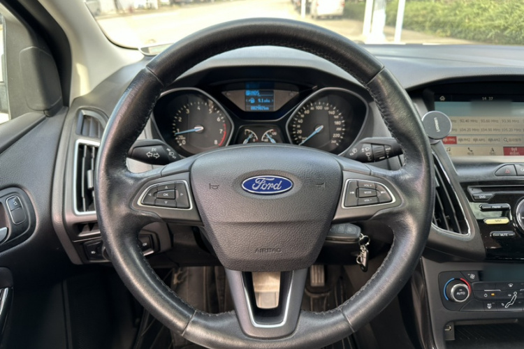 福特 福克斯 2017款 三厢 1.6L 自动风尚型智行版局部细节13