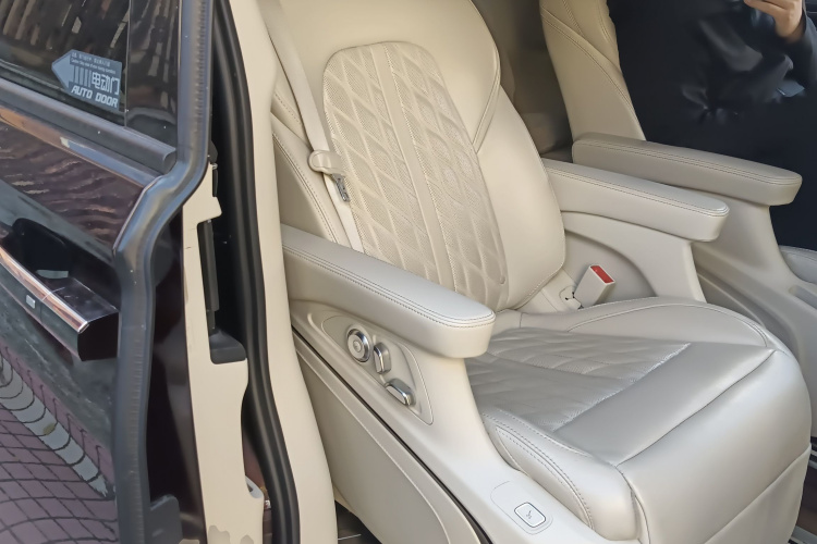 别克GL8 2020款 Avenir艾维亚 七座亲礼版中控内饰21