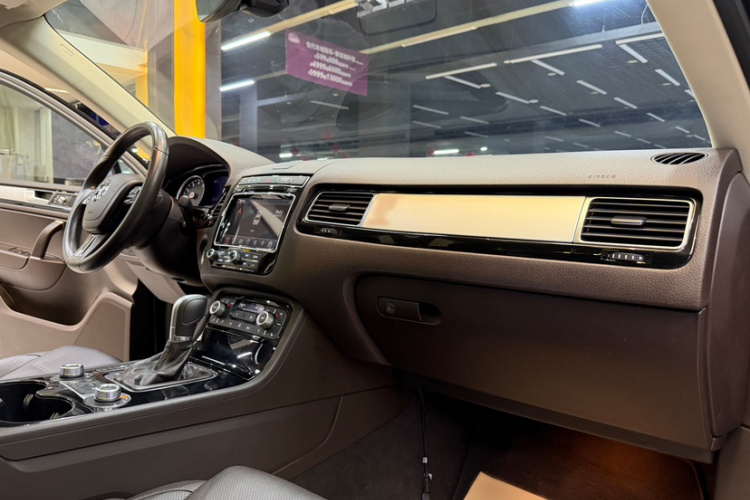 大众 途锐 2017款 3.0TSI 拓野型中控内饰7011