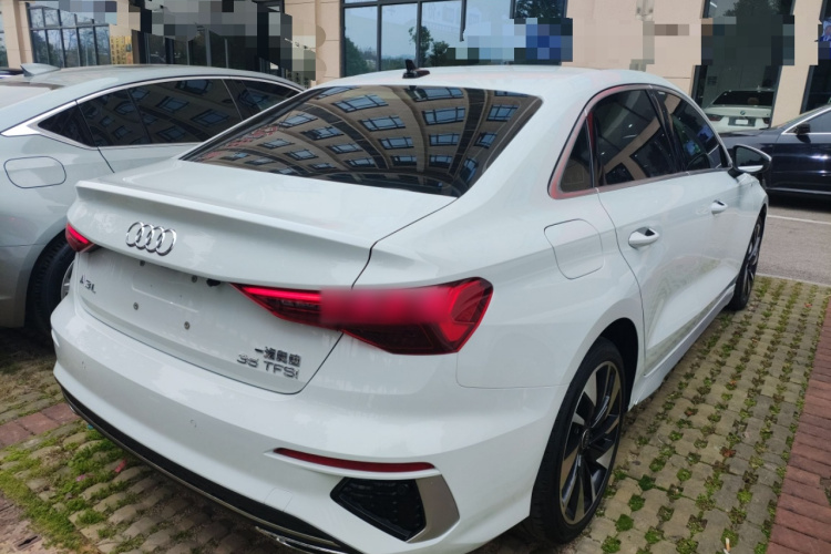 奥迪A3 2023款 改款 A3L Limousine 35 TFSI 时尚运动型车身外观7