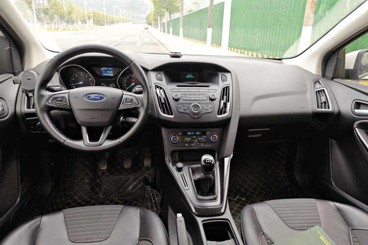 福特 福克斯 2015款 三厢 1.6L 手动风尚型中控内饰12