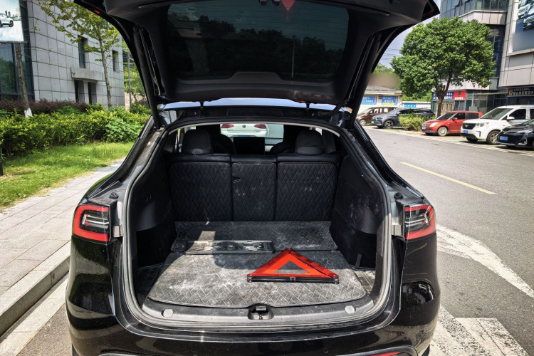 特斯拉 Model Y 2022款 长续航全轮驱动版中控内饰7005