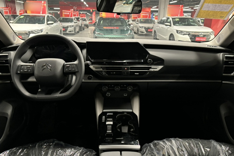 雪铁龙 凡尔赛C5 X 2025款 1.6T 海外版中控内饰7004