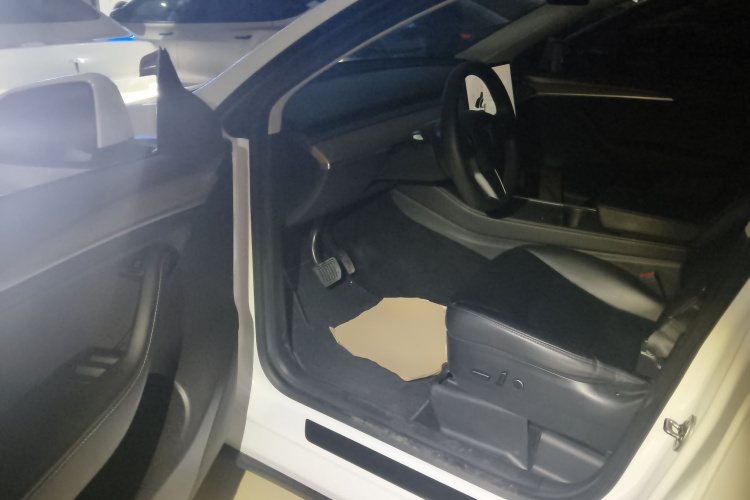 特斯拉 Model Y 2022款 长续航全轮驱动版中控内饰7003