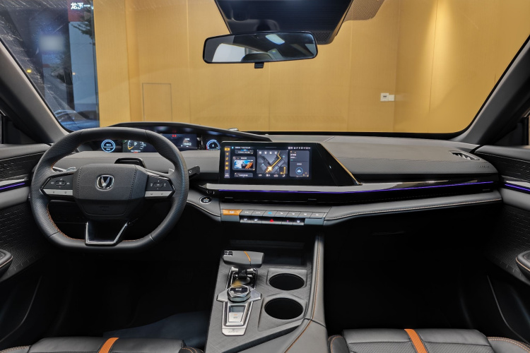 长安UNI-V 2024款 1.5T 尊贵型中控内饰7009