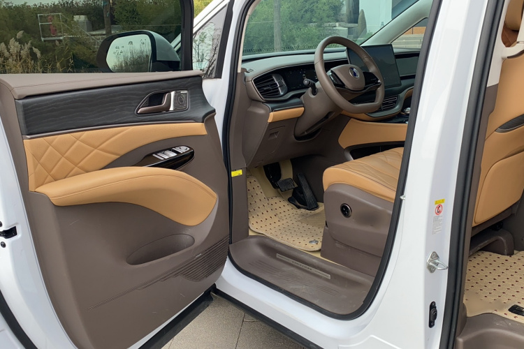 腾势D9 2022款 DM-i 970 四驱旗舰型中控内饰7005