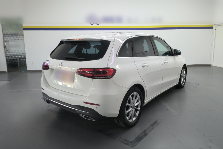 奔驰B级 2021款 B 200 时尚型车身外观7