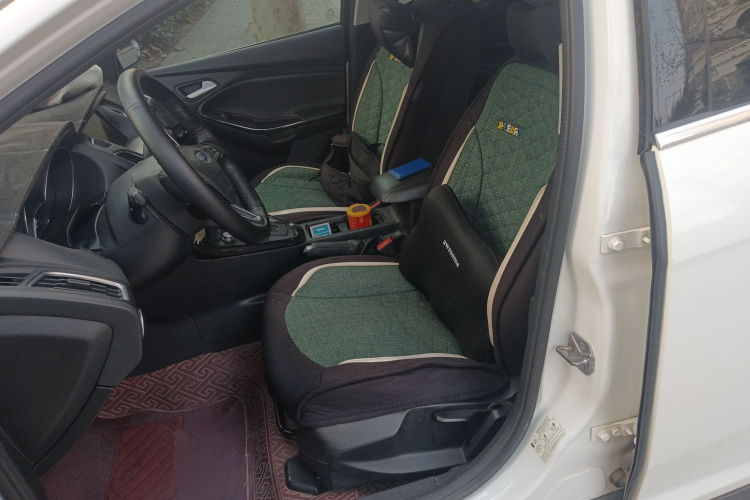 福特 福克斯 2018款 三厢经典 EcoBoost 180 自动精英型中控内饰19