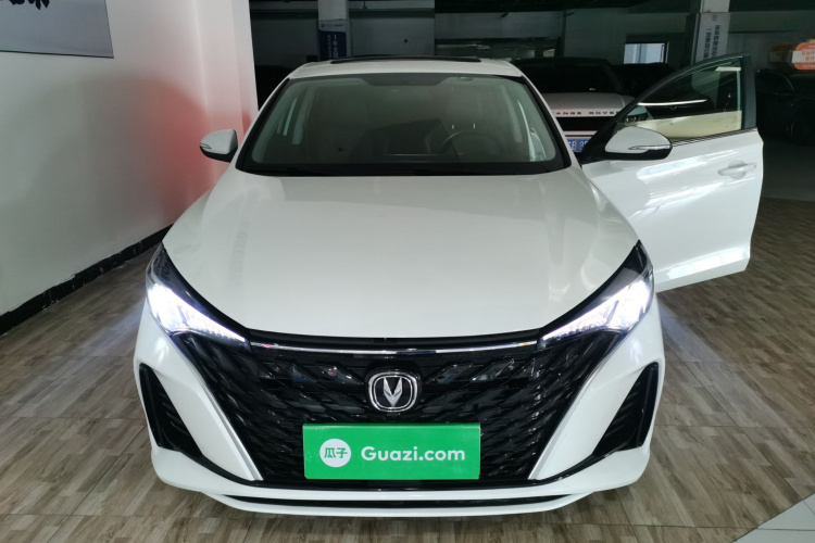 长安 逸动 2025款 PLUS 1.5L 手动豪华版车身外观2