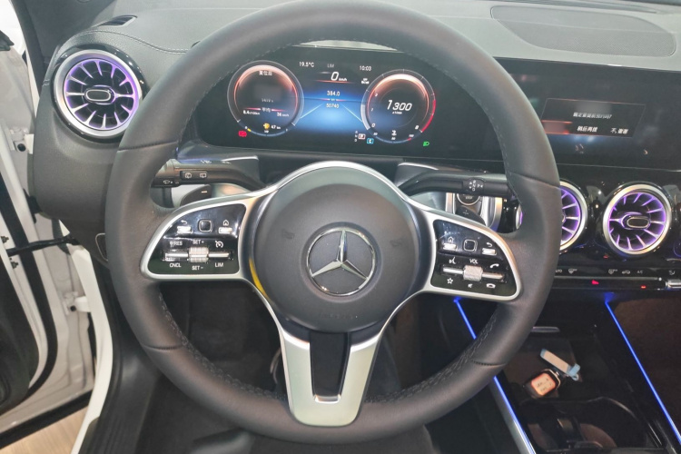 奔驰GLB 2023款 GLB 220 动感型中控内饰13