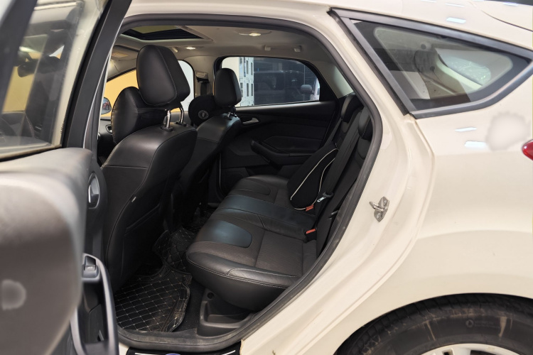 福特 福克斯 2015款 两厢 1.6L 自动风尚型车身外观6009