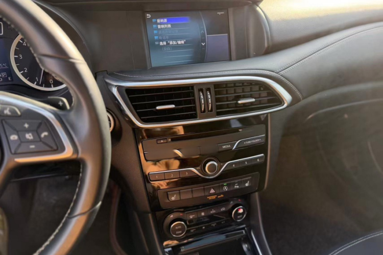 英菲尼迪QX30 2017款 1.6T 两驱运动版中控内饰7007