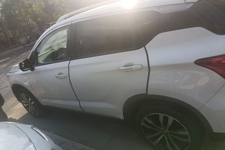 广汽传祺 传祺GS4 2015款 200T G-DCT豪华版车身外观4