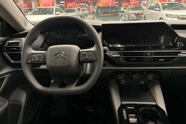 雪铁龙 凡尔赛C5 X 2025款 1.6T 海外版中控内饰7002