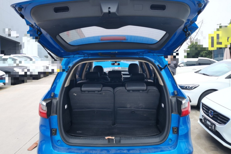 比亚迪 宋MAX 2017款 1.5T 自动智联尊贵型 7座机舱底盘23