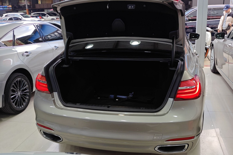 宝马7系 2017款 730Li 豪华型局部细节23