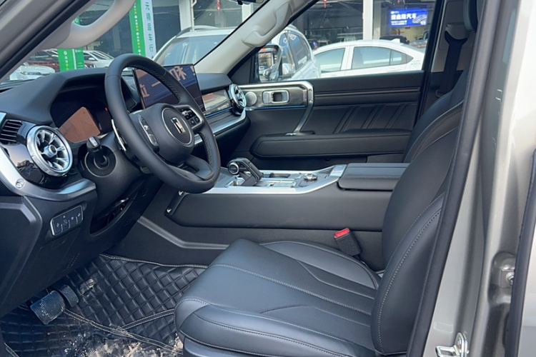 坦克400 2025款 2.4T 柴油版中控内饰7002