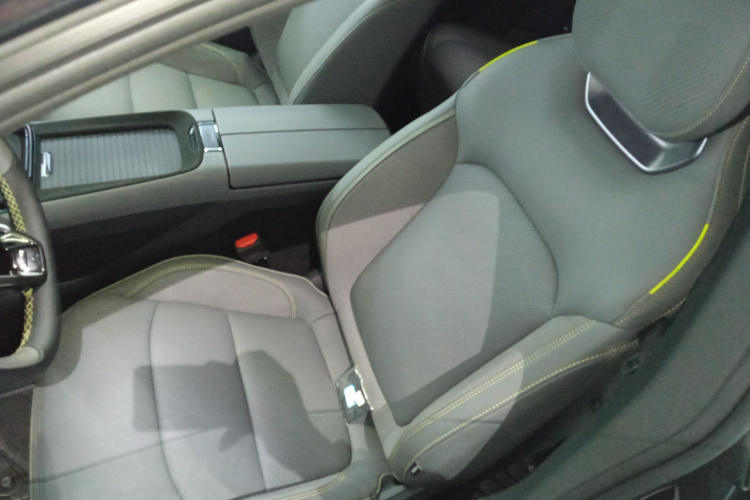 领克08 EM-P 2025款 120km 长续航Halo中控内饰19