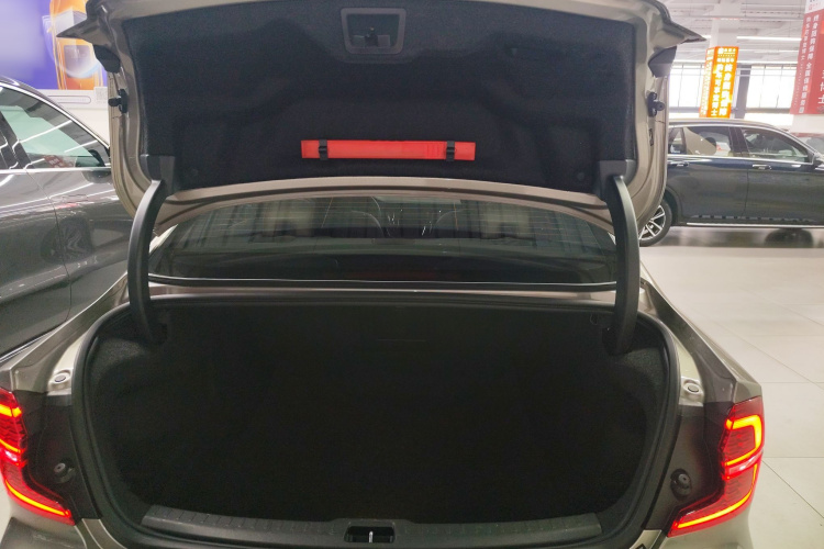 沃尔沃S60新能源 2022款 T8 E驱混动 四驱智逸豪华版机舱底盘23