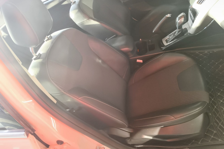 福特 福克斯 2012款 两厢 2.0L 自动豪华运动型局部细节41