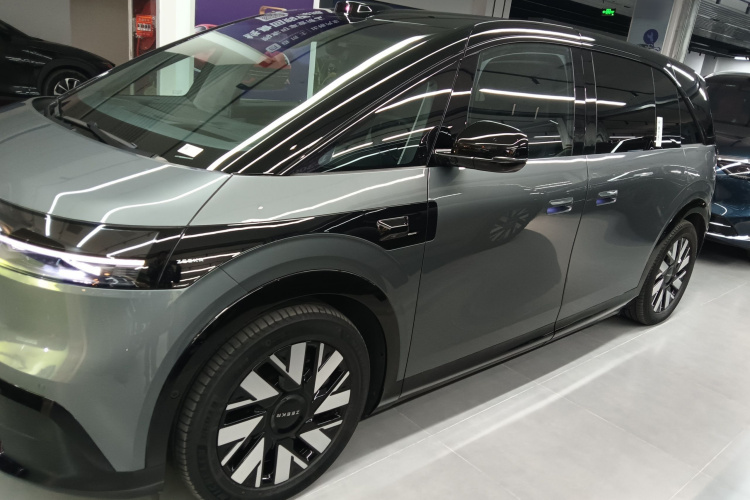 极氪MIX 2025款 长续航智驾版车身外观4