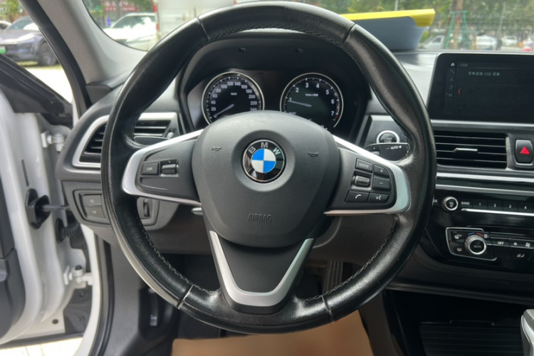 宝马1系 2017款 118i 设计套装型中控内饰7008