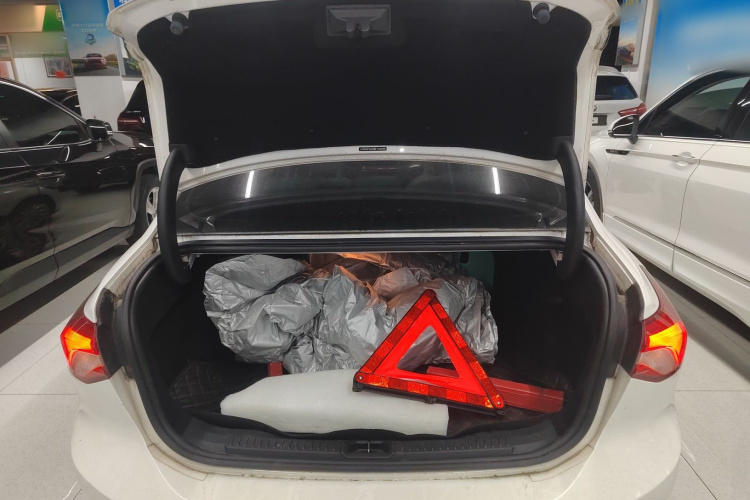 福特 福克斯 2021款 三厢 EcoBoost 180 自动锋潮型机舱底盘23