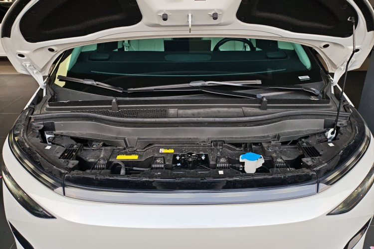 小鹏X9 2024款 640四驱高性能Max机舱底盘24