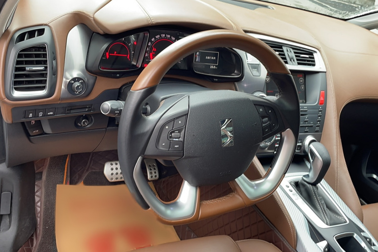 DS 5 2015款 1.8T 尊享版THP200局部细节13