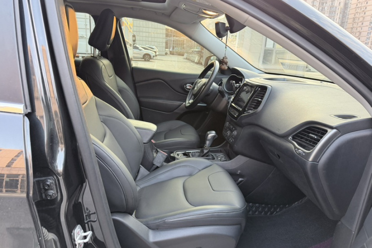 Jeep 自由光 2019款 2.0T 两驱智享版 国V中控内饰7009
