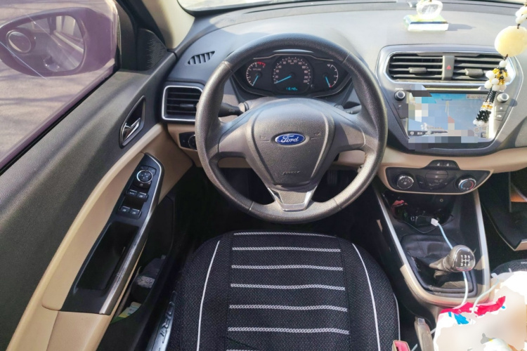 福特 福睿斯 2015款 1.5L 手动舒适型中控内饰13