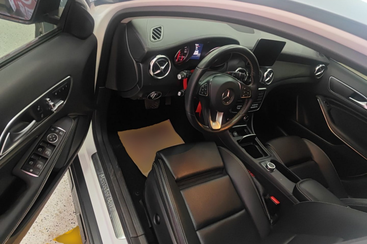 奔驰GLA 2018款 GLA 200 时尚型中控内饰20