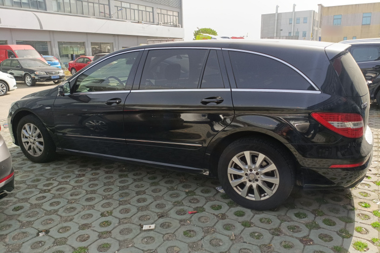 奔驰R级 2017款 R 320 4MATIC 商务型臻藏版车身外观4