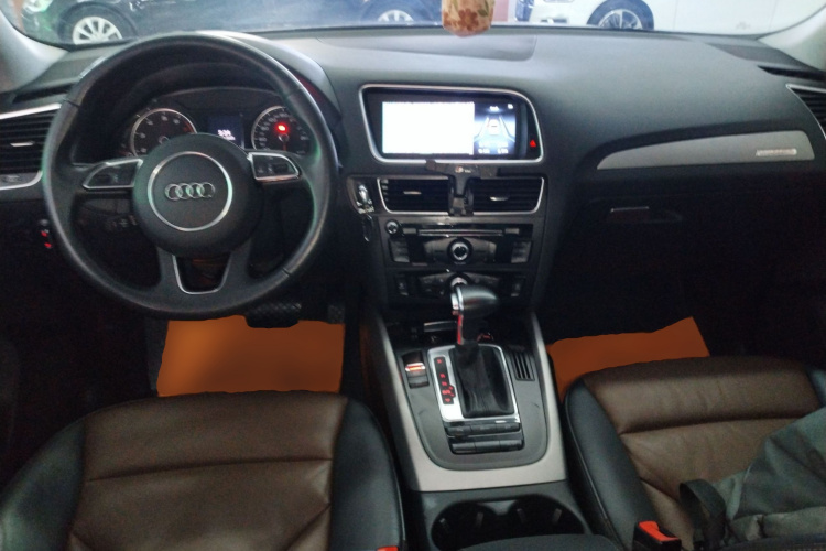 奥迪Q5 2018款 典藏版 40 TFSI 进取型中控内饰12