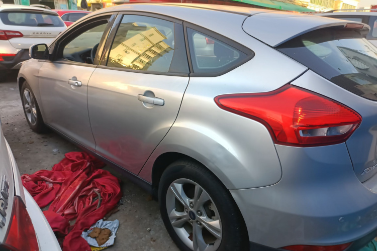 福特 福克斯 2015款 两厢 1.6L 自动舒适型车身外观4