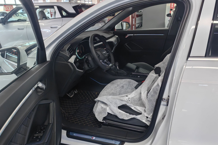 奥迪Q3 2025款 quattro 45周年典藏版 40TFSI 时尚动感型中控内饰7002
