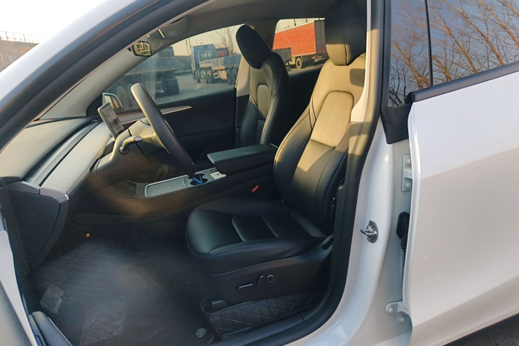 特斯拉 Model Y 2023款 长续航全轮驱动版中控内饰19