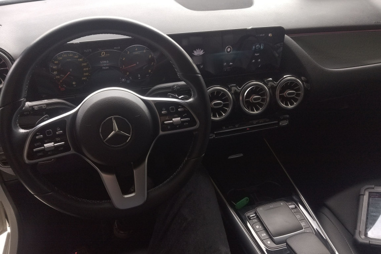 奔驰B级 2021款 B 200 时尚型中控内饰12