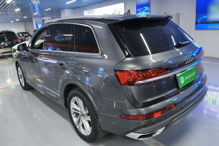 奥迪Q7 2022款 45 TFSI quattro S line运动型车身外观4