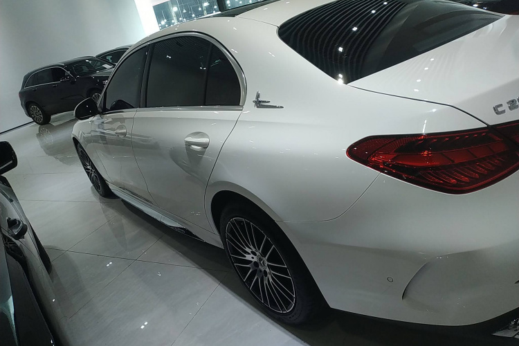 奔驰C级 2023款 改款 C 260 L 运动版车身外观4