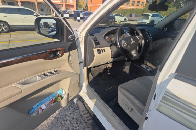 三菱 帕杰罗·劲畅 2013款 3.0L 自动两驱豪华版中控内饰20